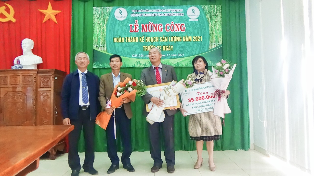 Đ/c Hoàng Văn Nhơn CT HĐTV thừa ủy quyền lãnh đạo Tập đoàn CNCSVN trao tặng giấy khen và tiền thưởng cho ban Tổng giám đốc Công ty về trước kế hoạch năm 2021 